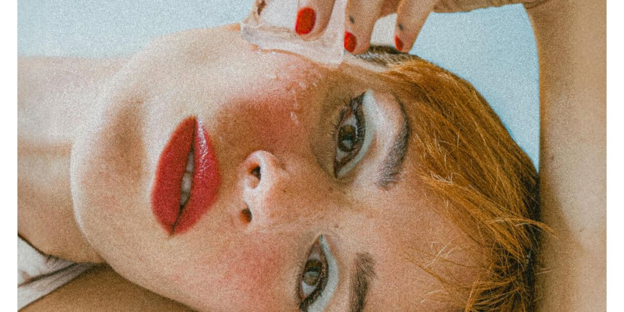 Mulher usa gelo para aliviar stress