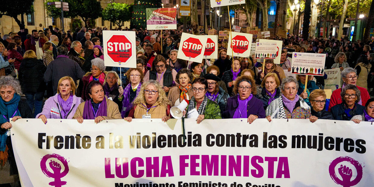 Mulheres manifestam-se em Sevilha, no contexto do dia 25 de Novembro (2023)