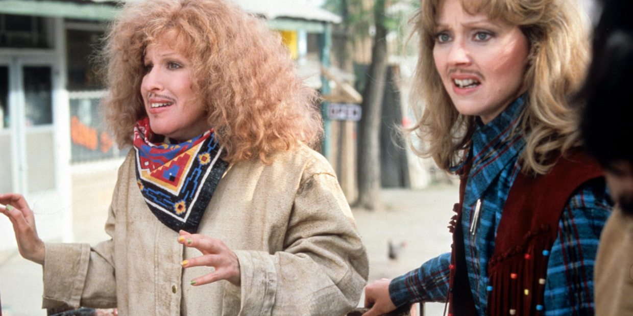 Cena do filme "Outrageous Fortune" com Bette Midler e Shelley Long disfarçadas
