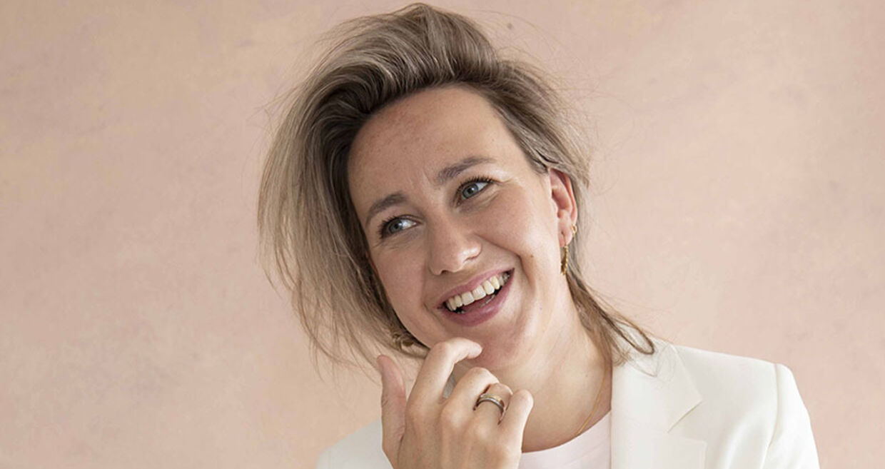 Eveline Helmink, jornalista, escritora e master coach certificada - lança guia para enfrentar os dias de maior dificuldade