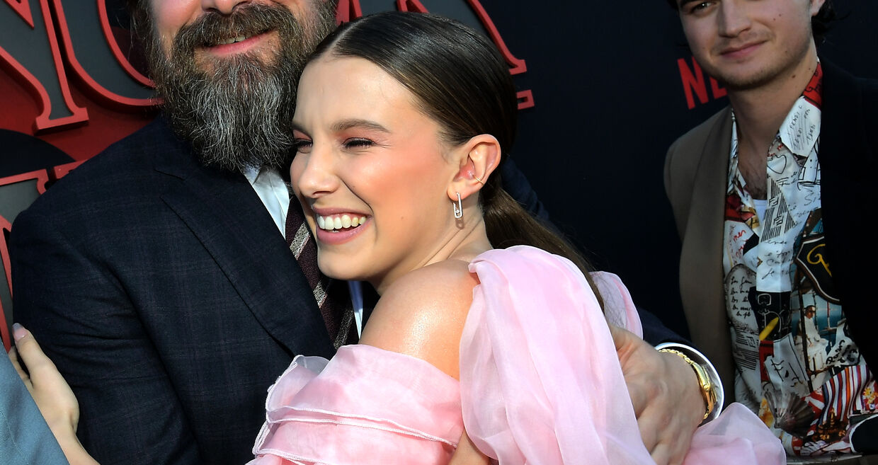 Millie Bobby Brown e David Harbour 
