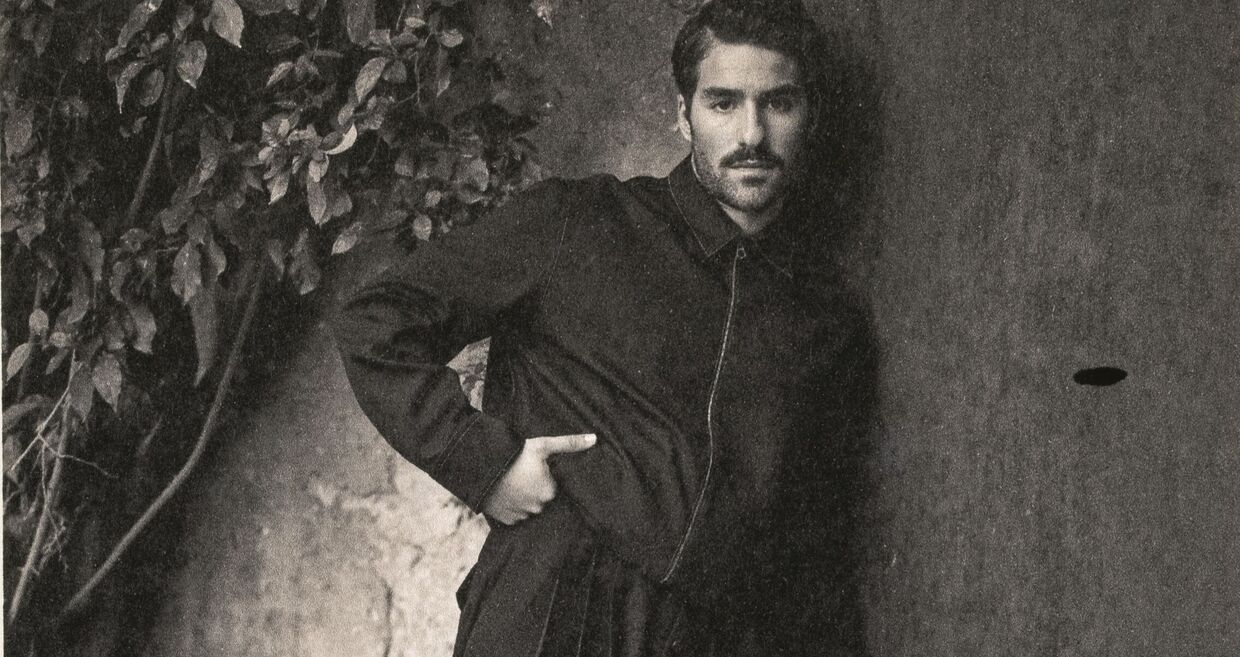 José Condenssa em exclusivo para a Máxima. Jaqueta em fazenda e calças com pregas, Stivali Boutiques. Mocassins em pele, Seaside.