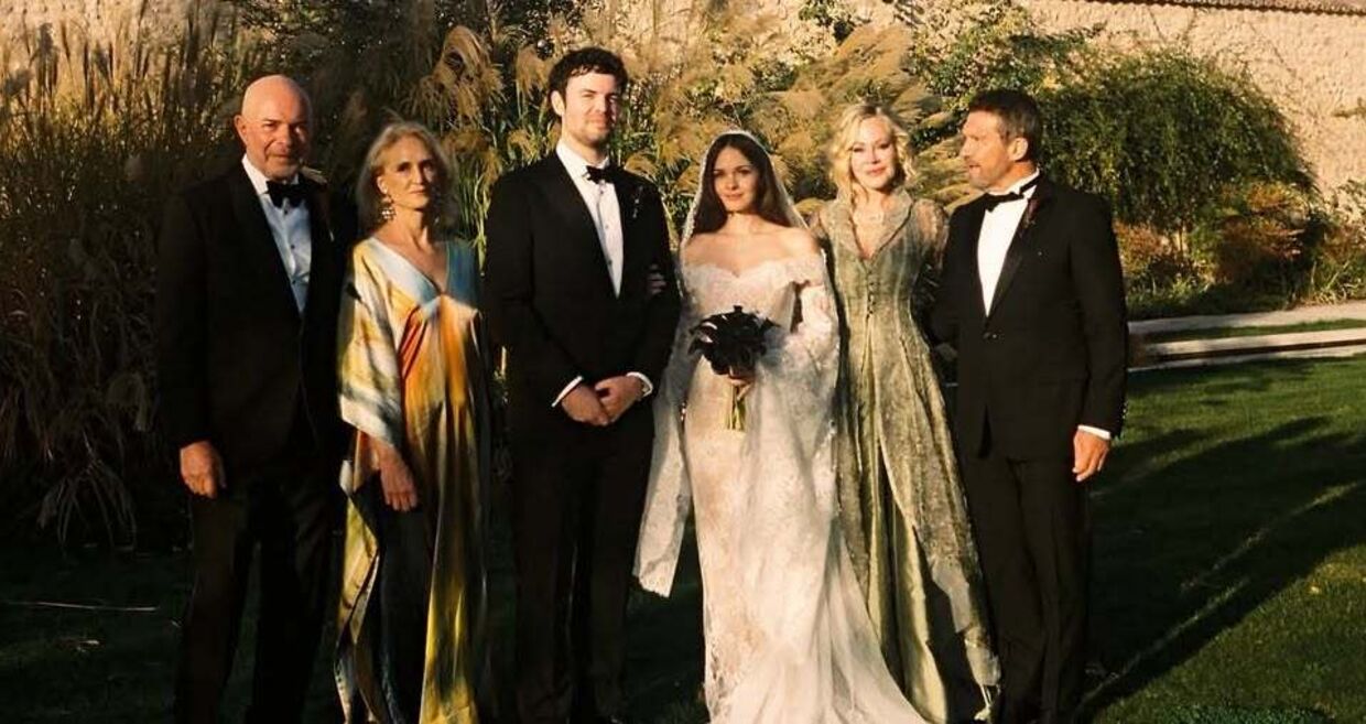 Stella Banderas casou com Alex Gruszynski em Espanha, numa cerimónia elegante com Antonio Banderas e Melanie Griffith