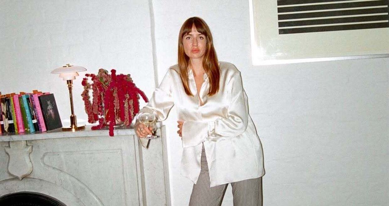 Lizzy Hadfield revela preferência por peças minimalistas e intemporais.
