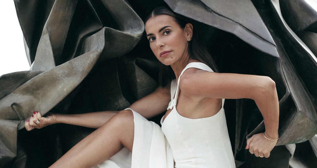 Vestido em seda e sapatos em veludo, ambos Longchamp.