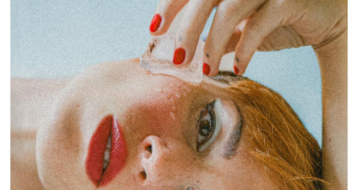 Mulher usa gelo para aliviar stress