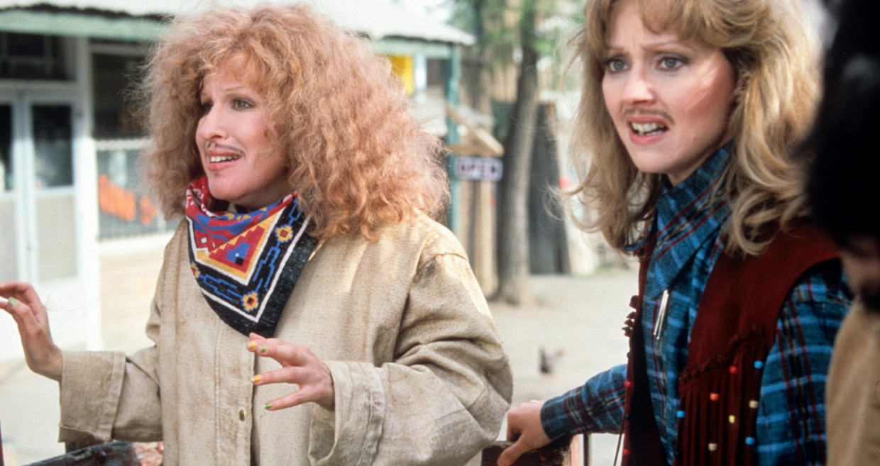 Cena do filme "Outrageous Fortune" com Bette Midler e Shelley Long disfarçadas
