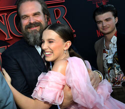 Millie Bobby Brown e David Harbour 