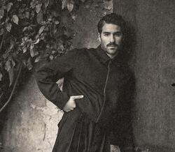 José Condenssa em exclusivo para a Máxima. Jaqueta em fazenda e calças com pregas, Stivali Boutiques. Mocassins em pele, Seaside.