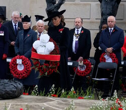 Kate Middleton deposita coroa de flores em memorial durante celebrações do Dia da Memória