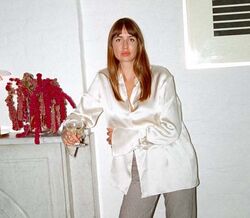 Lizzy Hadfield revela preferência por peças minimalistas e intemporais.
