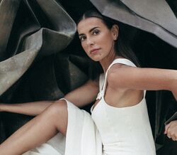 Vestido em seda e sapatos em veludo, ambos Longchamp.