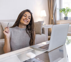 Mulher usa cartão e portátil para compras online na Black Friday Amazon