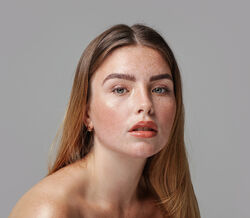 La Roche-Posay redefine o cuidado anti-idade com a rotina Hyalu B5 Suractivated