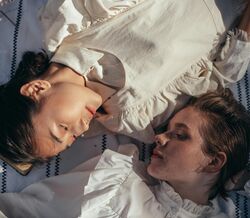 AVC afeta mulheres: sinais como desmaios e confusão, além dos clássicos