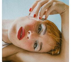 Mulher usa gelo para aliviar stress