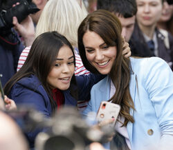 Kate Middleton interage com o público num evento em Londres