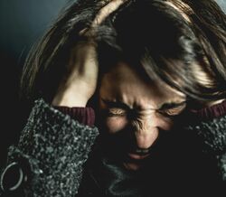 Sintomas de "mini AVC" incluem dor de cabeça forte, dor e dormência no braço esquerdo, entre outros