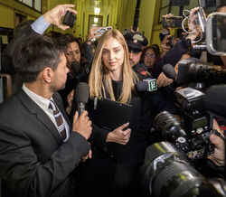 Chiara Ferragni a sair do tribunal após a audiência, rodeada por jornalistas e agentes da polícia Carabinieri, respondendo às perguntas dos jornalistas, ela repete (em italiano): "Tenho fé, não posso dizer mais nada, obrigada."