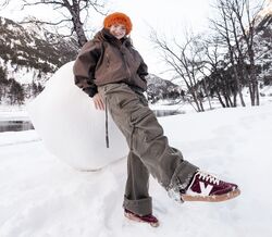 Moda de inverno: sapatilhas Victoria Shoes na neve, coleção "Snow Much Fun"