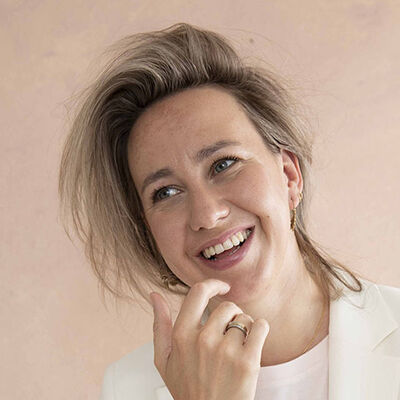 Eveline Helmink, jornalista, escritora e master coach certificada - lança guia para enfrentar os dias de maior dificuldade