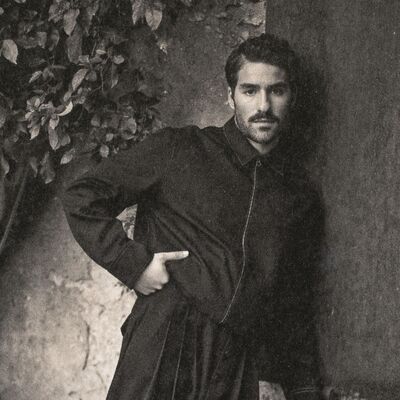 José Condenssa em exclusivo para a Máxima. Jaqueta em fazenda e calças com pregas, Stivali Boutiques. Mocassins em pele, Seaside.