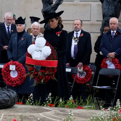 Kate Middleton deposita coroa de flores em memorial durante celebrações do Dia da Memória