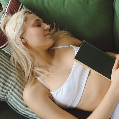 Após leitura, mulher descansa com livro para manter cérebro jovem