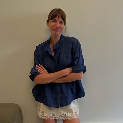 Lizzy Hadfield, figura de estilo minimalista, fala sobre moda, leitura e vida entre Londres e Nova Iorque