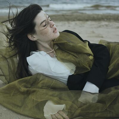 Produto da Oriflame promete combater o frizz causado pela humidade e controlar o cabelo