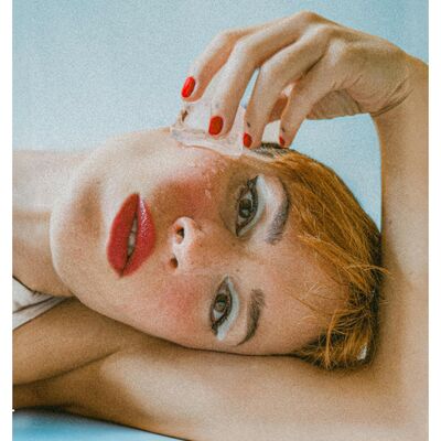 Mulher usa gelo para aliviar stress