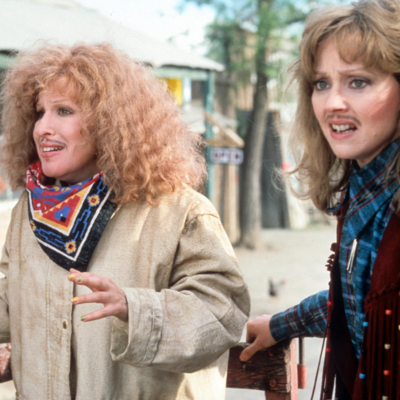 Cena do filme "Outrageous Fortune" com Bette Midler e Shelley Long disfarçadas