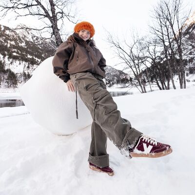 Moda de inverno: sapatilhas Victoria Shoes na neve, coleção "Snow Much Fun"