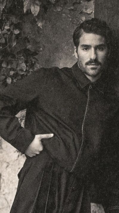 José Condenssa em exclusivo para a Máxima. Jaqueta em fazenda e calças com pregas, Stivali Boutiques. Mocassins em pele, Seaside.