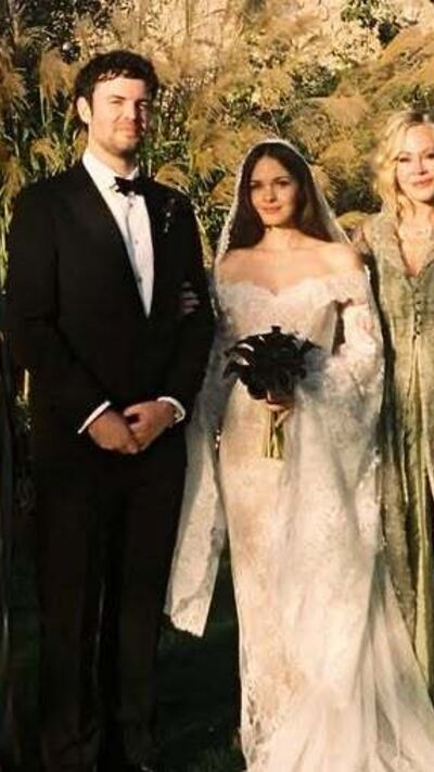 Stella Banderas casou com Alex Gruszynski em Espanha, numa cerimónia elegante com Antonio Banderas e Melanie Griffith