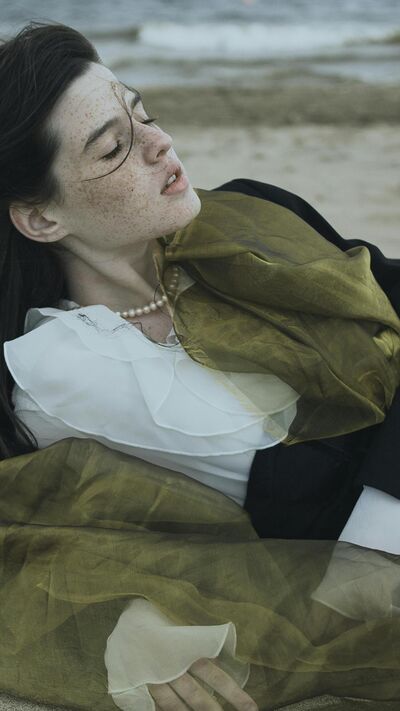 Produto da Oriflame promete combater o frizz causado pela humidade e controlar o cabelo