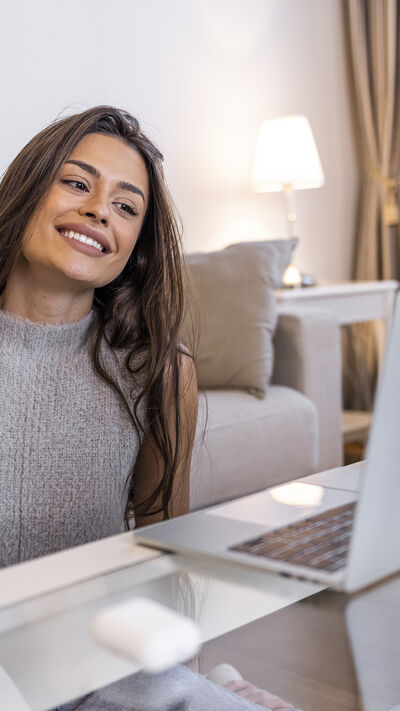 Mulher usa cartão e portátil para compras online na Black Friday Amazon