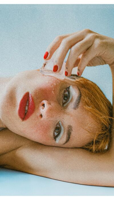 Mulher usa gelo para aliviar stress