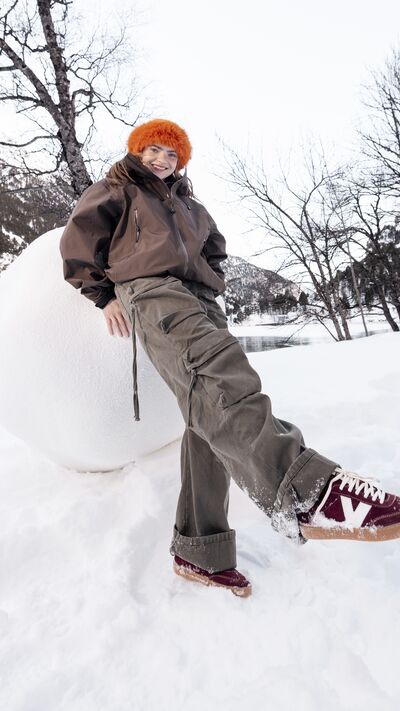 Moda de inverno: sapatilhas Victoria Shoes na neve, coleção "Snow Much Fun"