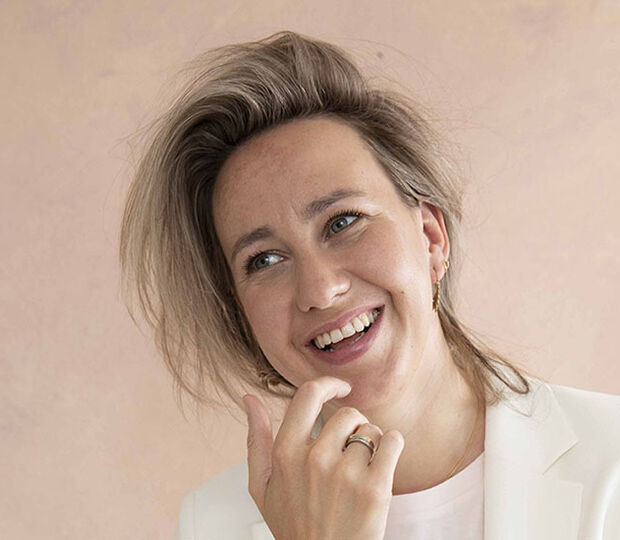 Eveline Helmink, jornalista, escritora e master coach certificada - lança guia para enfrentar os dias de maior dificuldade