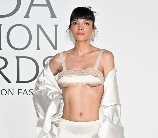 Lily Allen marca presença num evento com visual ousado