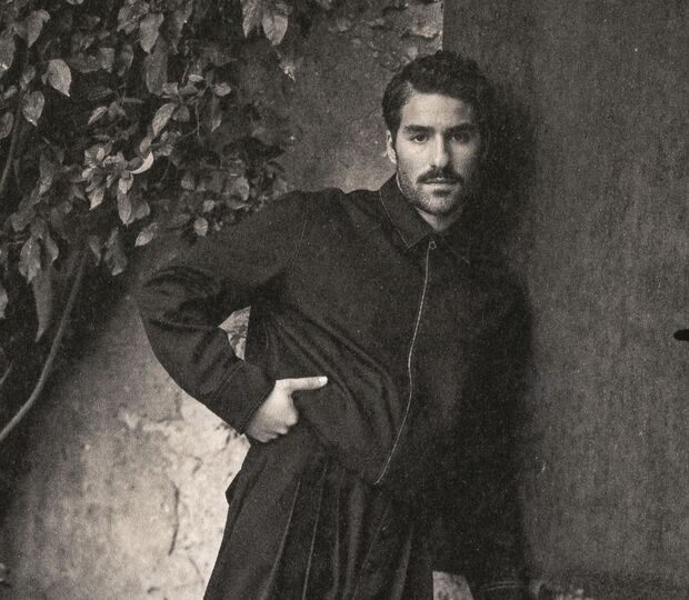 José Condenssa em exclusivo para a Máxima. Jaqueta em fazenda e calças com pregas, Stivali Boutiques. Mocassins em pele, Seaside.