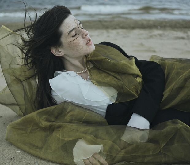 Produto da Oriflame promete combater o frizz causado pela humidade e controlar o cabelo