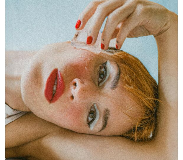 Mulher usa gelo para aliviar stress