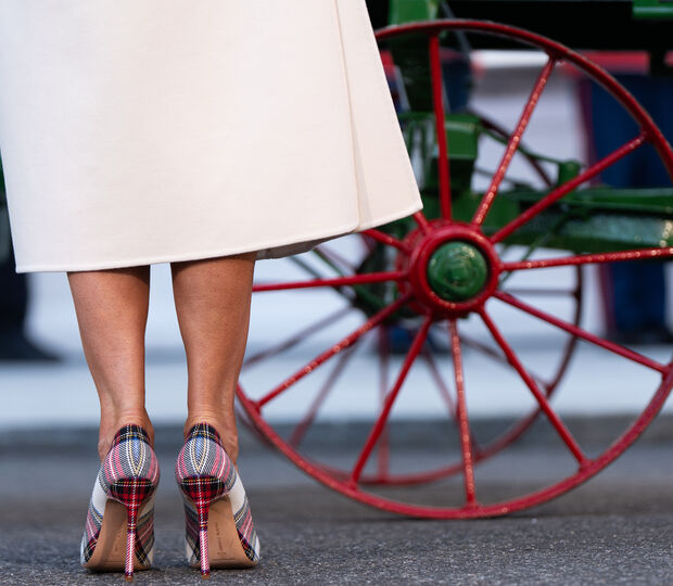 Melania Trump com vestido Dior e sapatos Manolo Blahnik na Casa Branca