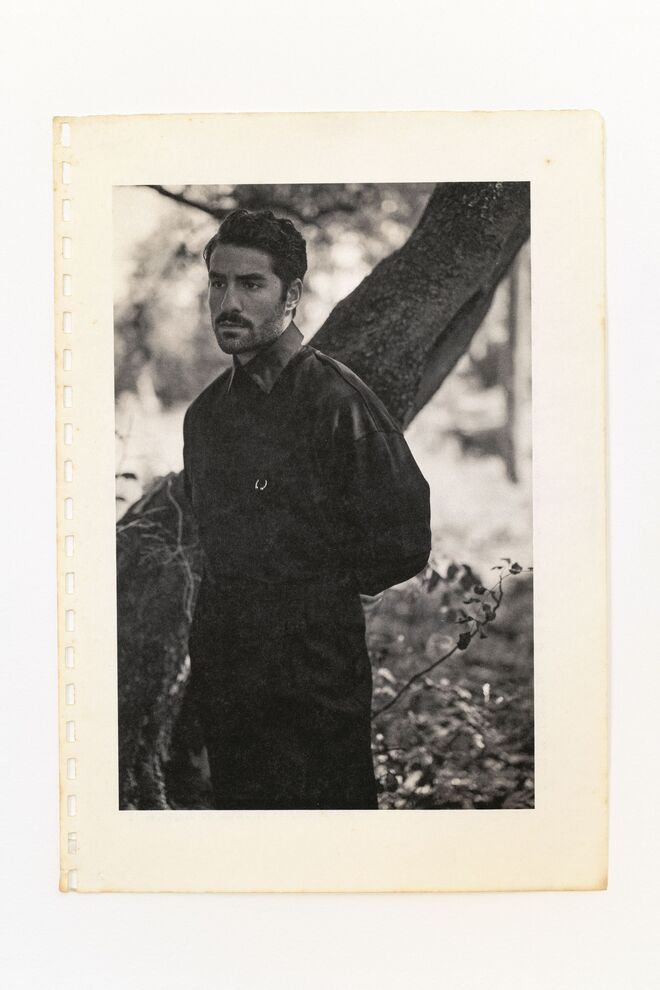 Camisa, t-shirt em algodão com piercing e calças com pregas, tudo Stivali Boutiques. 