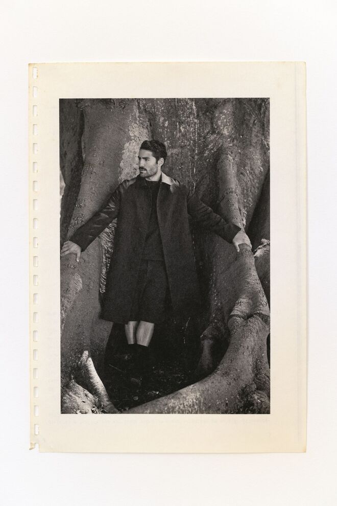 Sobretudo em lã, camisola em lã com botões e calções em algodão, tudo Christian Dior.