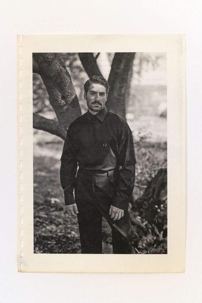 Camisa, t-shirt em algodão com piercing e calças com pregas, tudo Stivali Boutiques