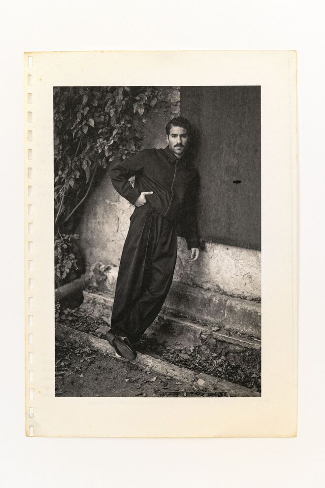 Jaqueta em fazenda e calças com pregas, Stivali Boutiques. Mocassins em pele, Seaside.