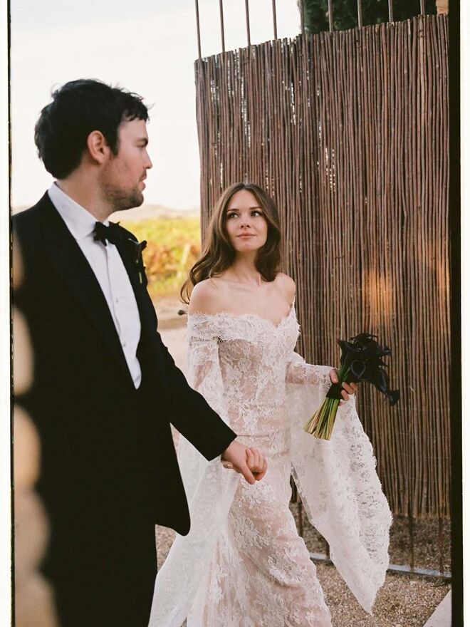 Stella Banderas casou com Alex Gruszynski em Espanha, numa cerimónia elegante com Antonio Banderas e Melanie Griffith